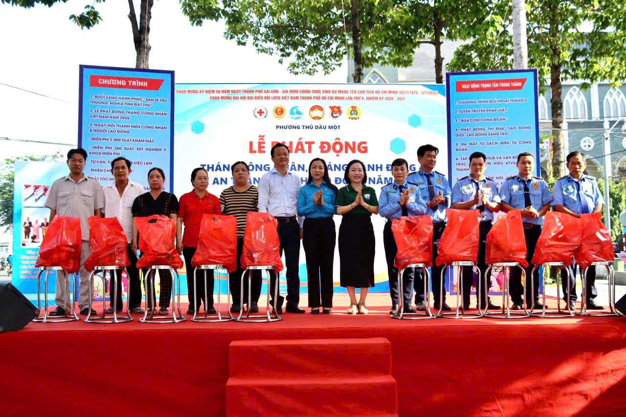 Thu Dau Mot Ward Trade Union presents gifts to care for workers in difficult circumstances. Photo: Trade Union provided