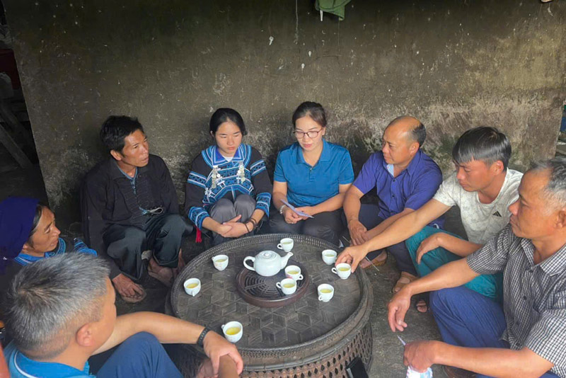 Người dân vùng biên viễn Y Tý luôn hướng về Đảng. Ảnh: Lý Sơ