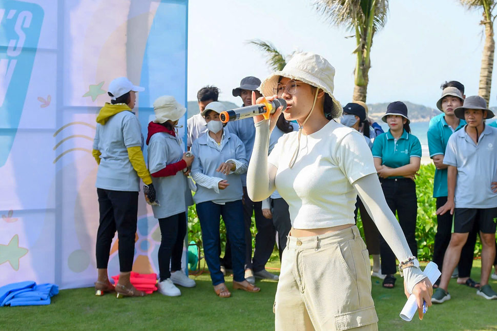 Chị Phụng điều phối chương trình team building cho nhân viên công ty. Ảnh: Mỹ Phụng