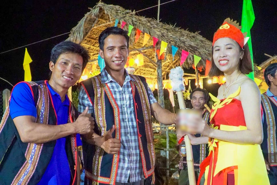 Trưởng làng Canh Tiến cùng bà con sinh hoạt cộng đồng. Ảnh: Hoài Phương