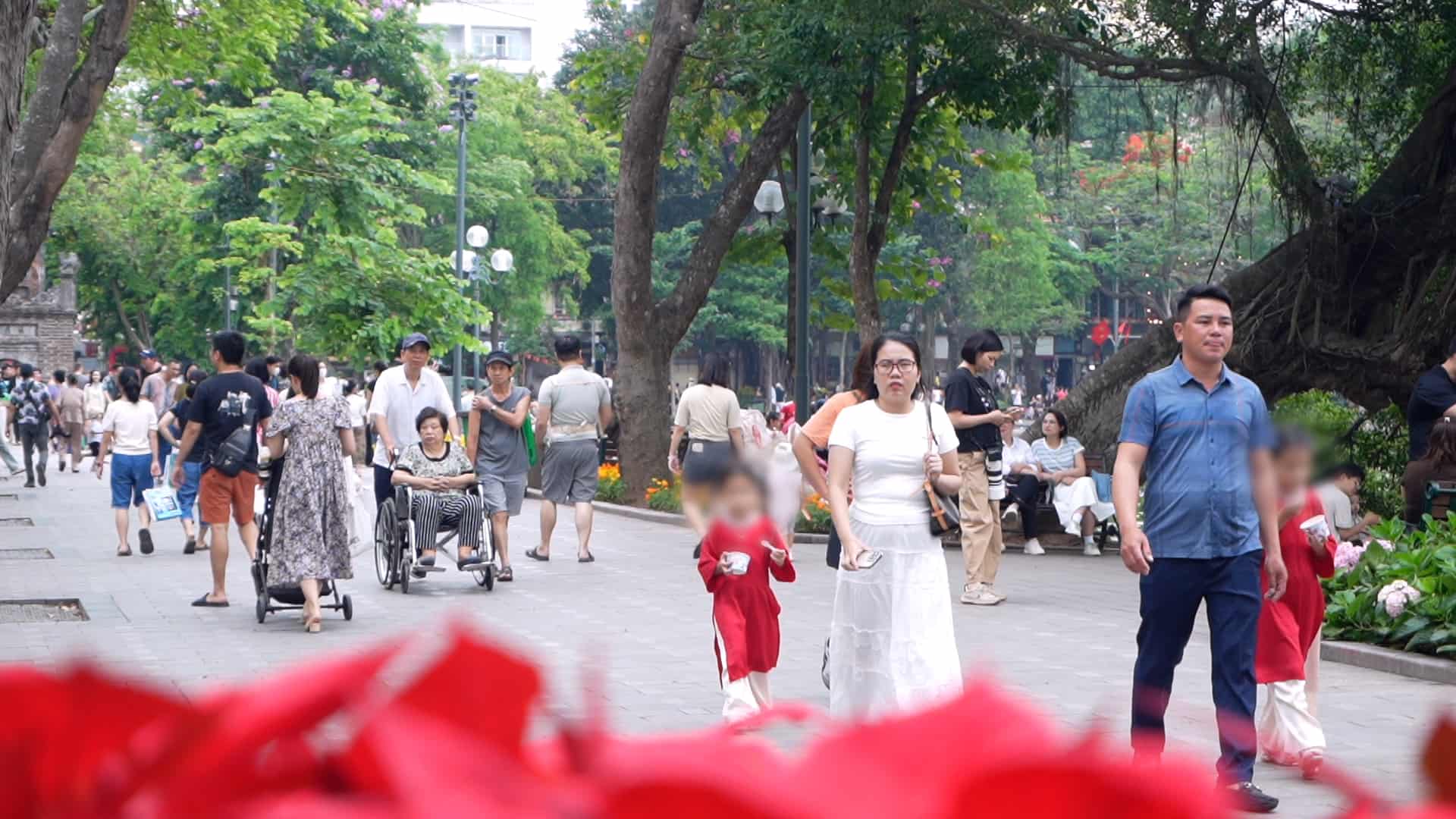 Thời tiết thuận lợi giúp người dân và du khách thoải mái tham quan, dạo phố. Ảnh: Hoàng Xuyến