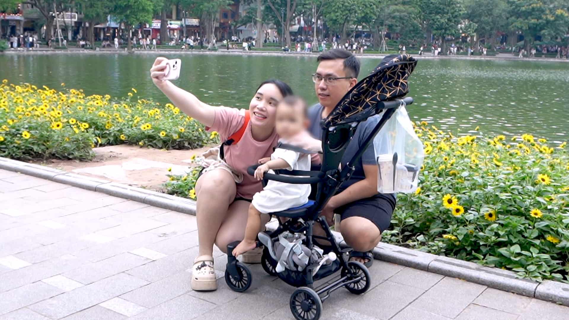 Các gia đình tranh thủ lưu lại những khoảnh khắc đẹp trong tiết trời mát mẻ. Ảnh: Trang Anh