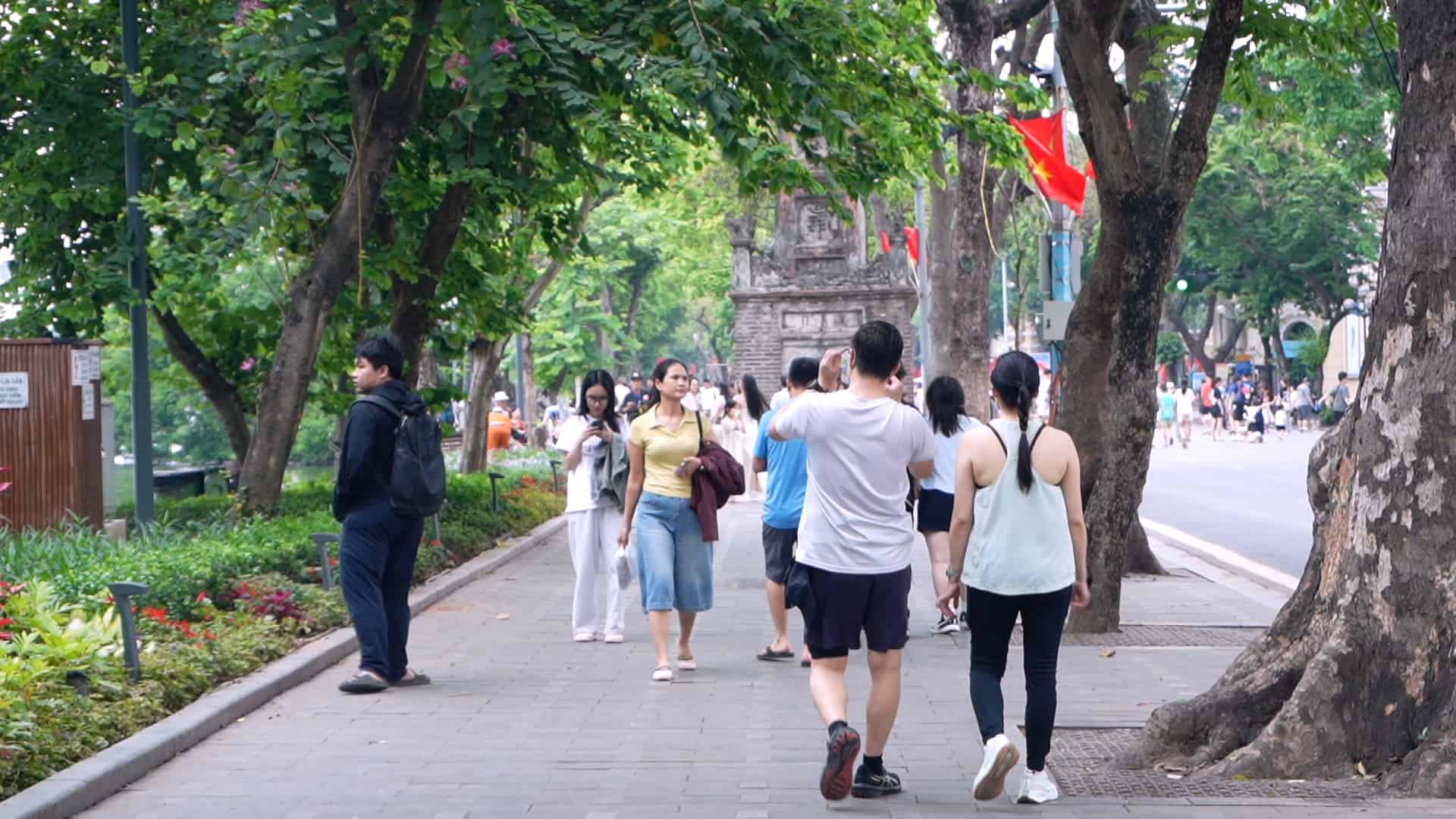 하노이에서 초여름에 보기 드문 시원한 날씨를 즐기는 사람들과 관광객들. 사진: 짱안
