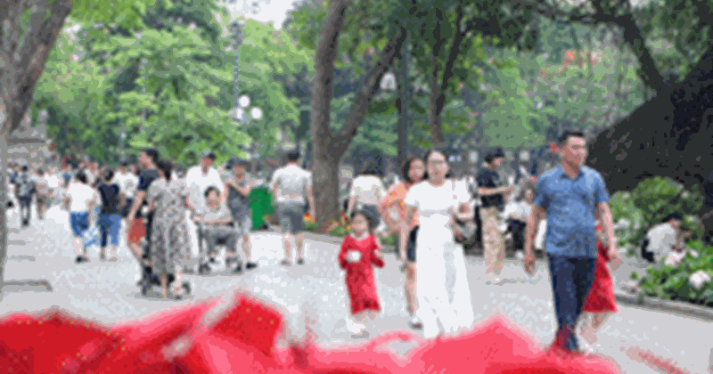 Hà Nội: Thời tiết mát mẻ, người dân đổ ra đường vui chơi cuối tuần