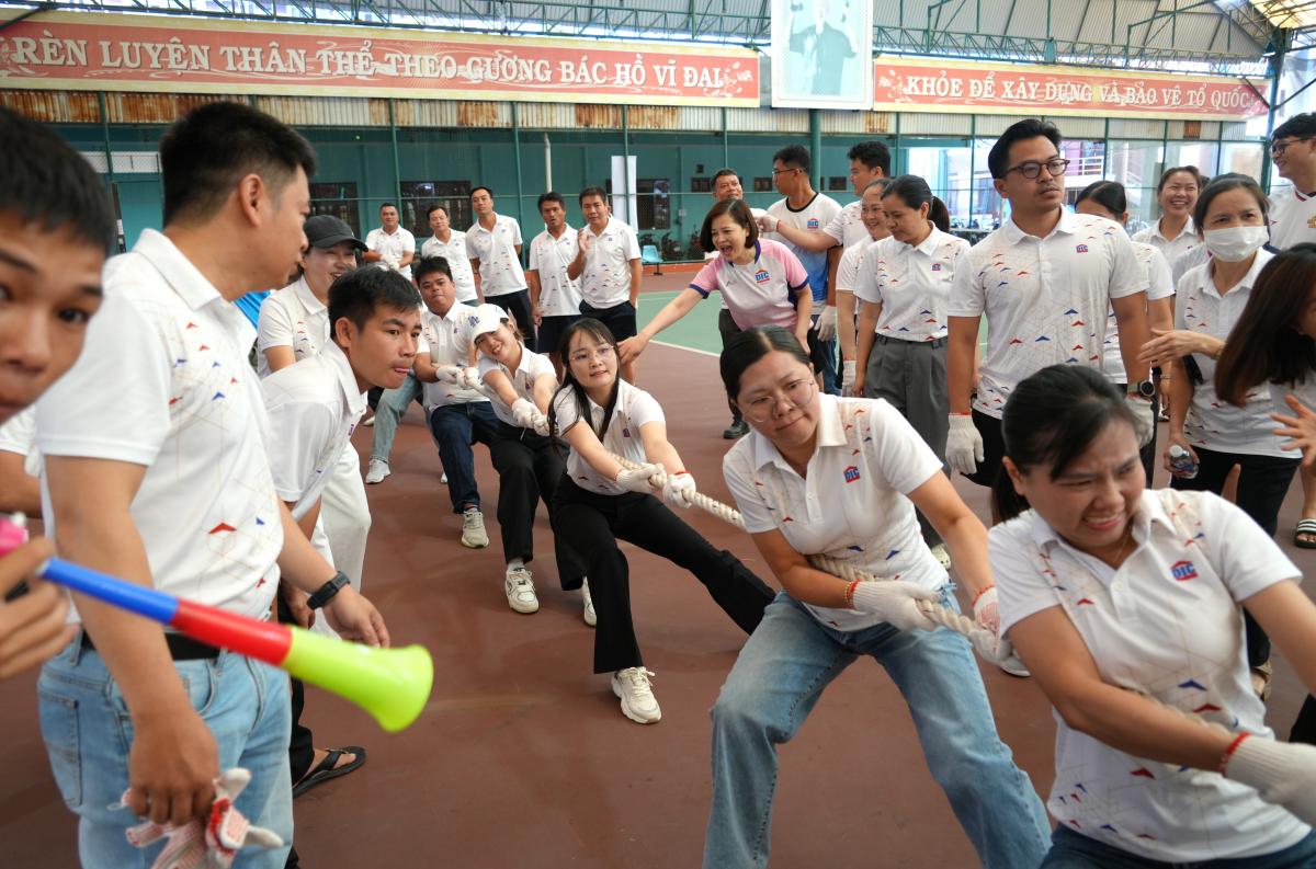 Nhiều nữ đoàn viên tham gia, thi đấu hết mình trong hội thao. Ảnh: Thành An