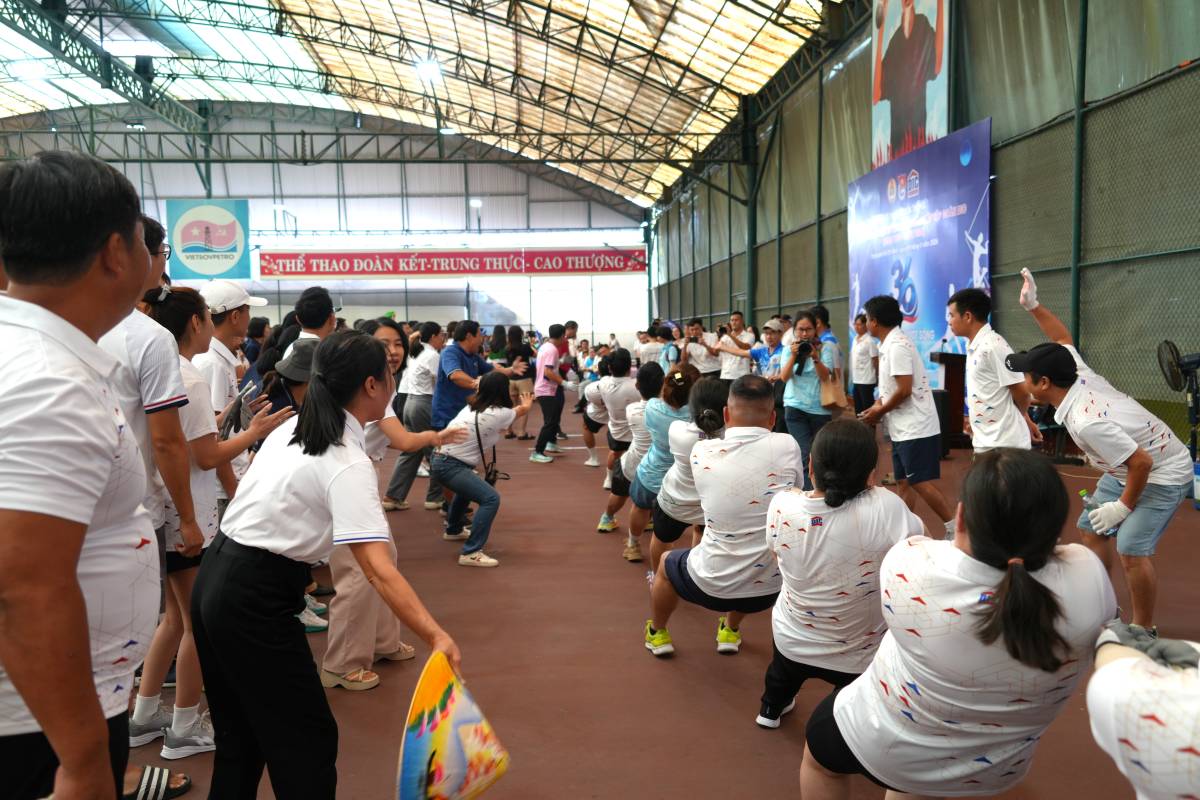 A large number of union members and workers participated in competing and cheering in the sports festival organized by the DIC Group Trade Union. Photo: Thanh An