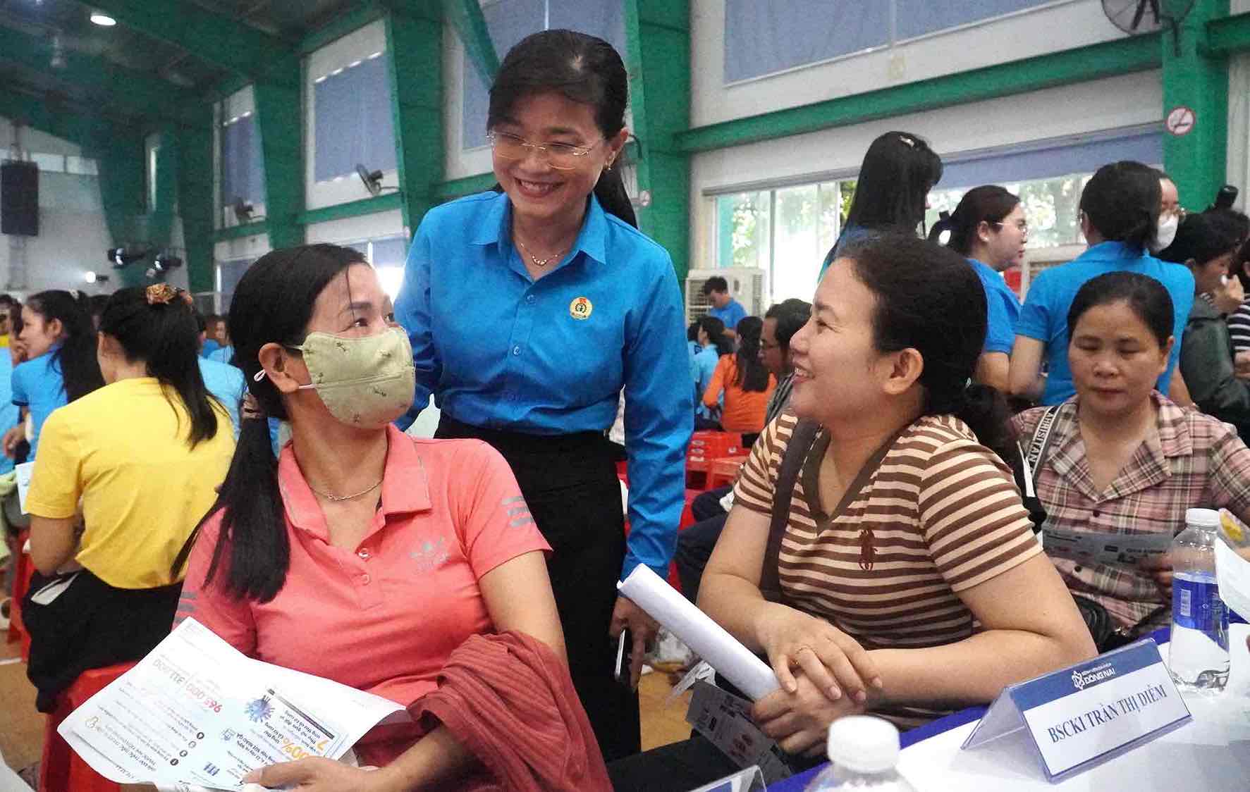 Phó Chủ tịch LĐLĐ thành phố Đồng Nai Bùi Thị Bích Thủy thăm hỏi đoàn viên, người lao động. Ảnh: HAC