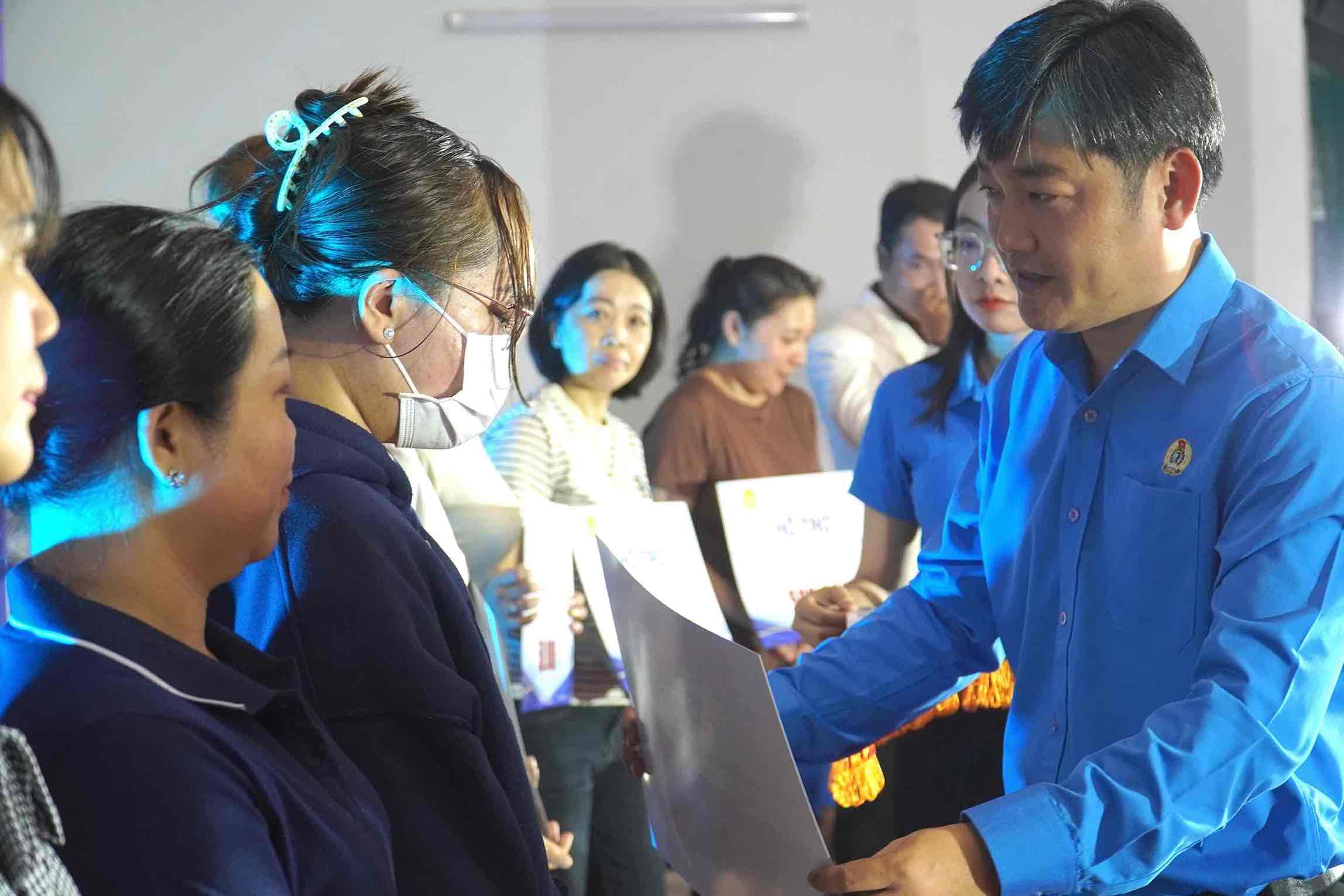 Chủ tịch LĐLĐ thành phố Đồng Nai Nguyễn Quốc Dũng tặng voucher cho người lao động. Ảnh: HAC