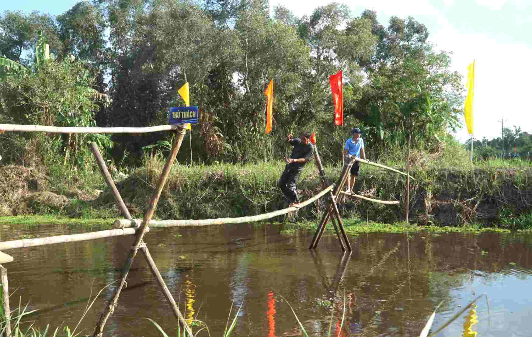 Thách thức đi cầu khỉ. Ảnh: Nhật Hồ.