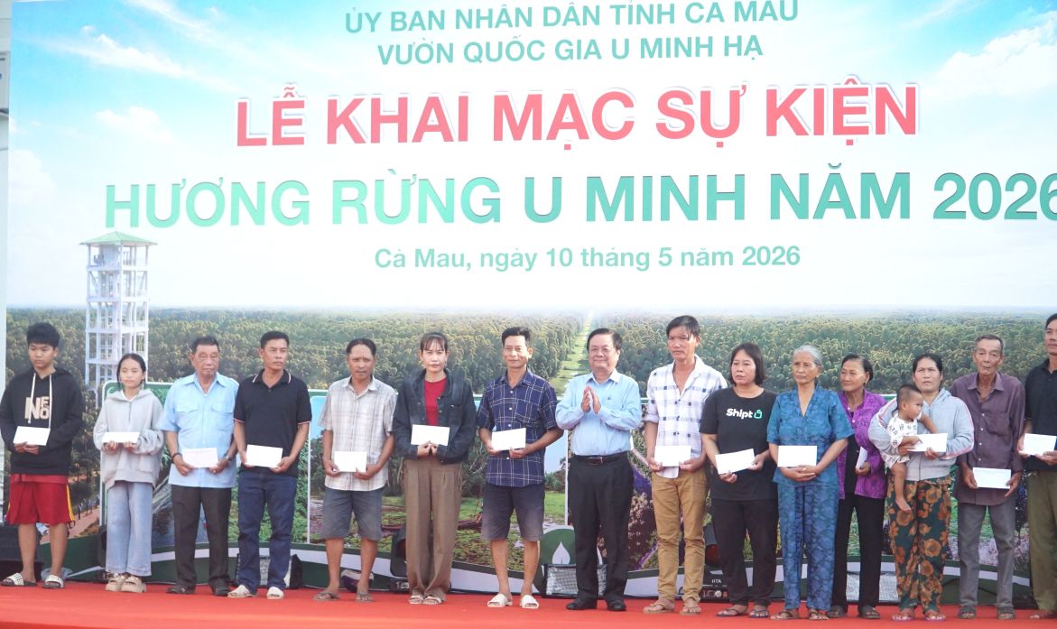 Trao quà cho gia đình khó khăn tại U Minh Hạ, Cà Mau. Ảnh: Nhật Hồ.