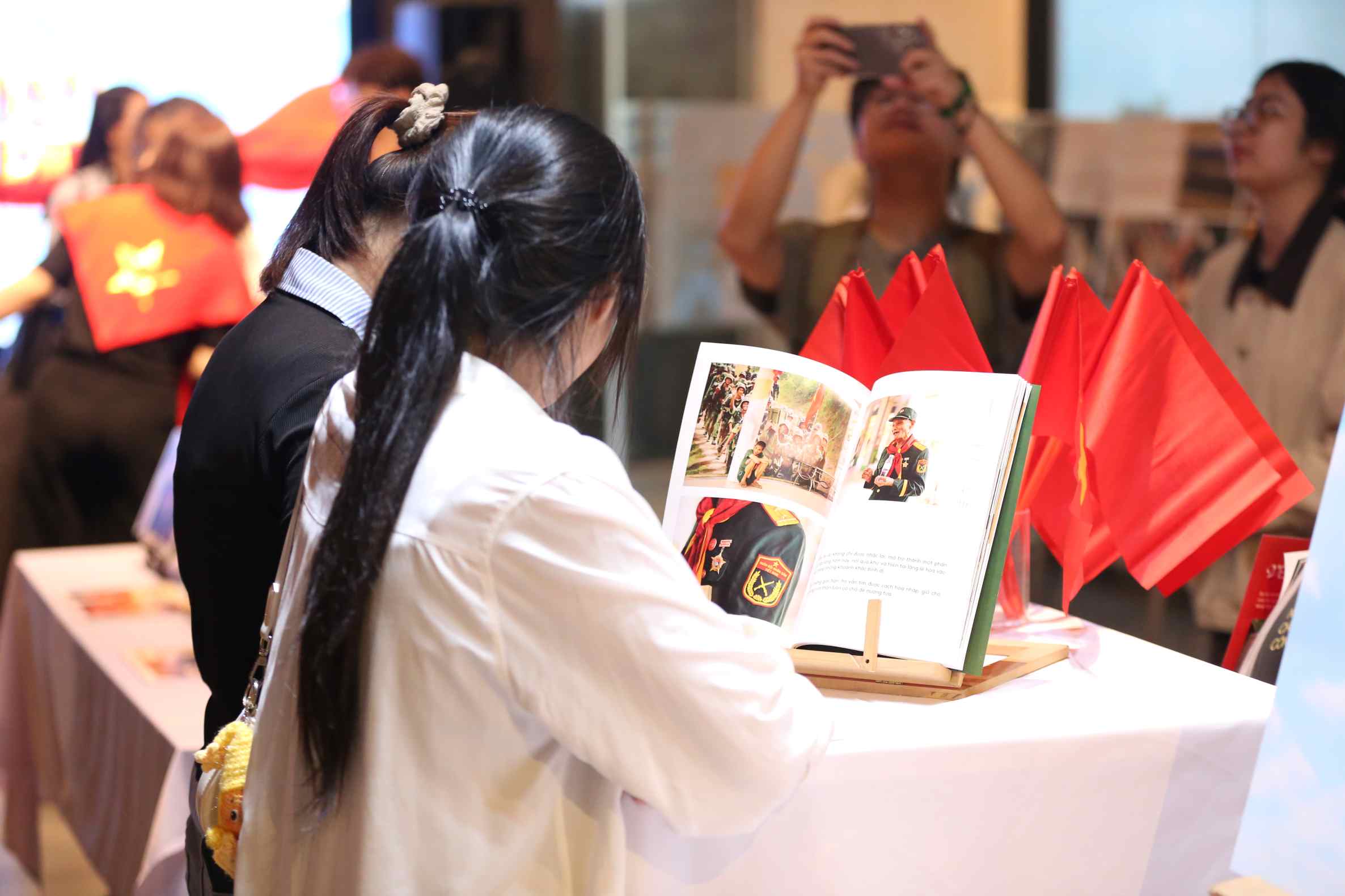Theo bạn Vũ Thị Thiên Trang (22 tuổi, Hà Nội), việc được trực tiếp gặp gỡ các cựu chiến binh và những nhân chứng sống giúp lịch sử trở nên gần gũi, sinh động hơn thay vì chỉ hiện diện qua sách vở. “Nhiều bạn trẻ cho rằng học lịch sử khá khô khan, nhưng khi được nghe chính những người từng trải qua chiến tranh kể chuyện, em thấy mọi thứ chân thực và dễ đồng cảm hơn rất nhiều. Qua từng bức ảnh, từng câu chuyện, em càng cảm nhận rõ hòa bình hôm nay đã được đánh đổi bằng biết bao hy sinh của thế hệ đi trước”, Trang chia sẻ.