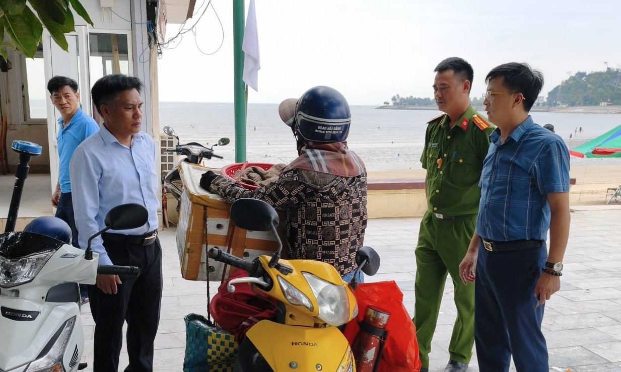 Do Son ward authorities inspect and handle the situation of selling crabs at the tourist area. Photo: Do Son Culture and Tourism