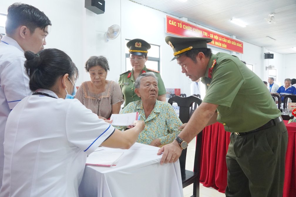 Thượng tá Nguyễn Hoàng Phúc - Phó Trưởng Phòng An ninh chính trị nội bộ Công an TP Cần Thơ thăm hỏi sức khỏe người dân. Ảnh: Tạ Quang