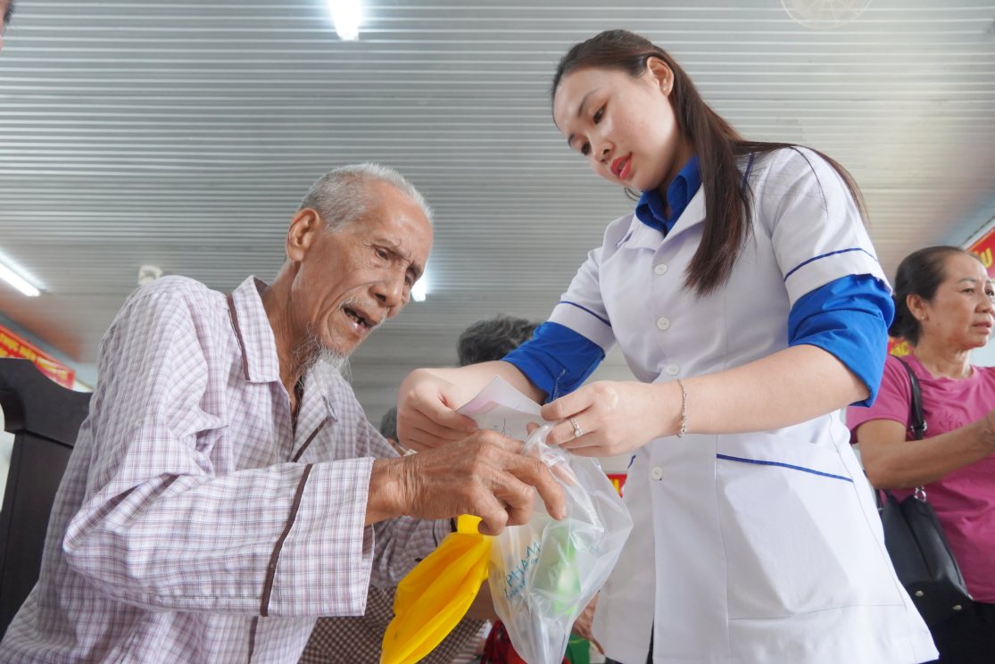 Người dân được phát thuốc miễn phí. Ảnh: Tạ Quang