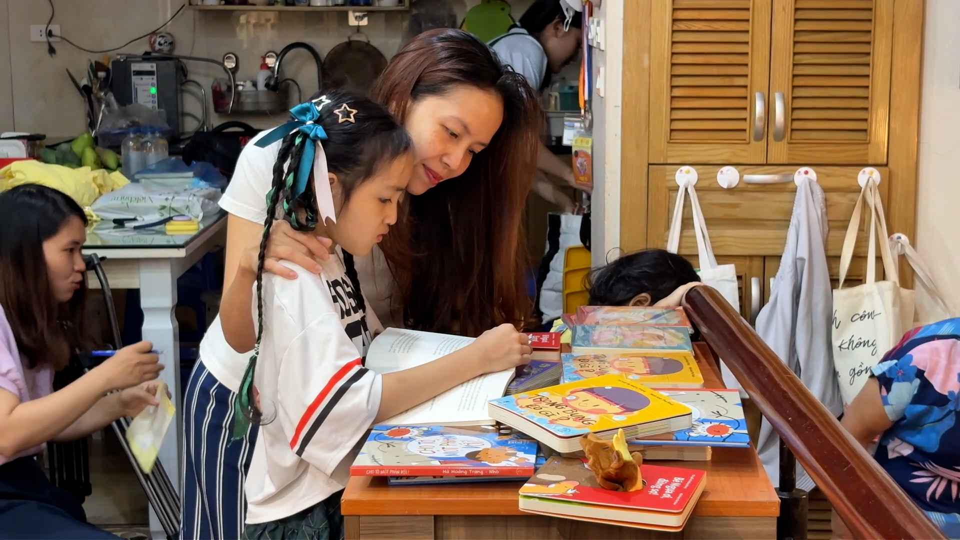 Free library helps children limit time on social networks.