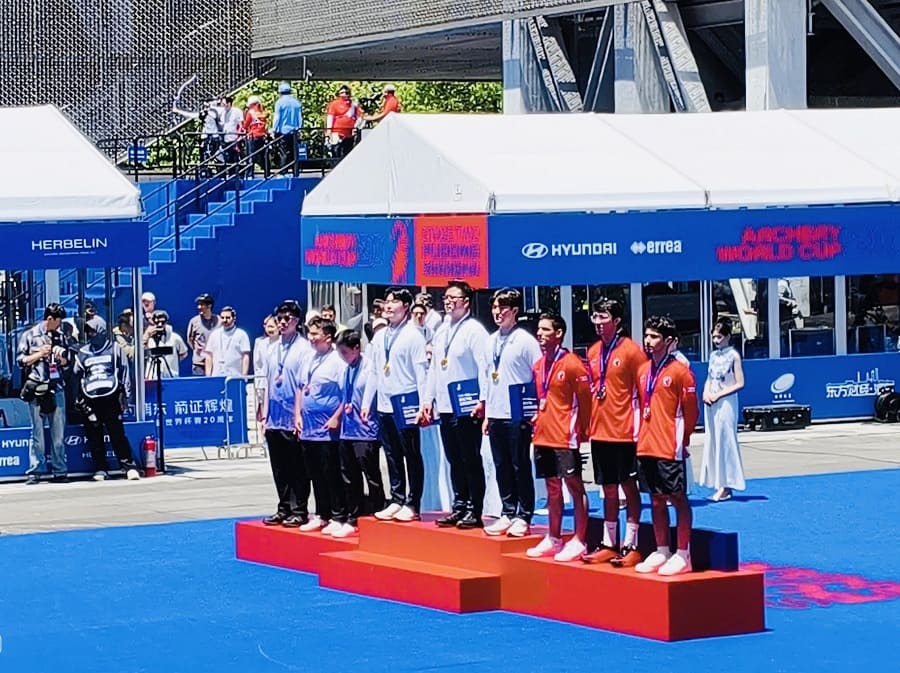 The Vietnamese archery team receives a bronze medal at the Organizing Committee's Award Ceremony. Photo: Phan Trong