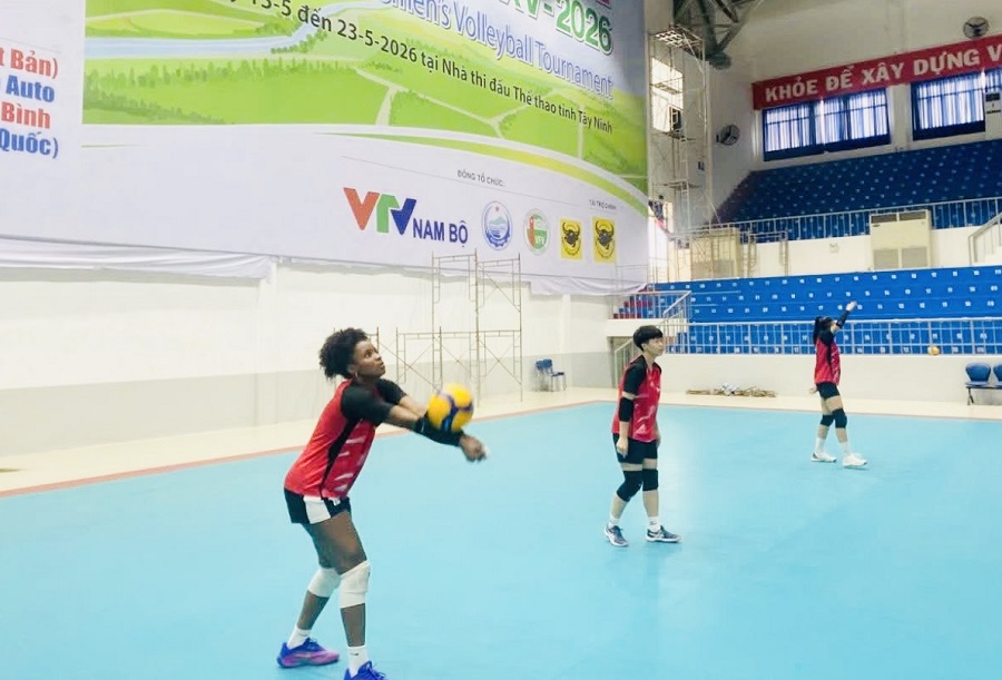 VTV Binh Dien Long An team has practiced getting acquainted with the field in Tay Ninh. Photo: VTVBDLA