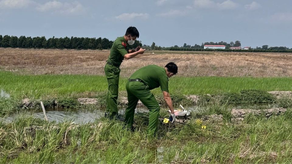 警察は、電気ショックを使って魚を捕まえた疑いのある若者の死亡現場を検証しました。写真:ドンタップ省警察