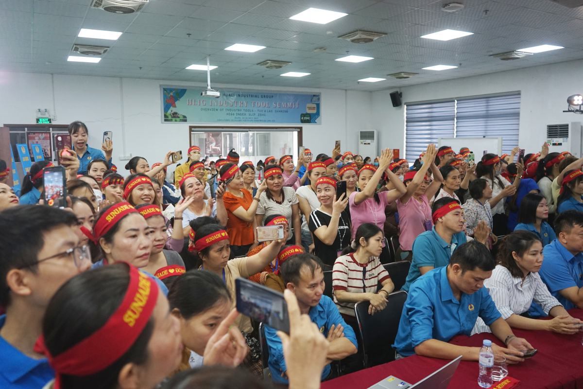 Công nhân lao động reo hò, cổ vũ các đội thi. Ảnh: Quách Du