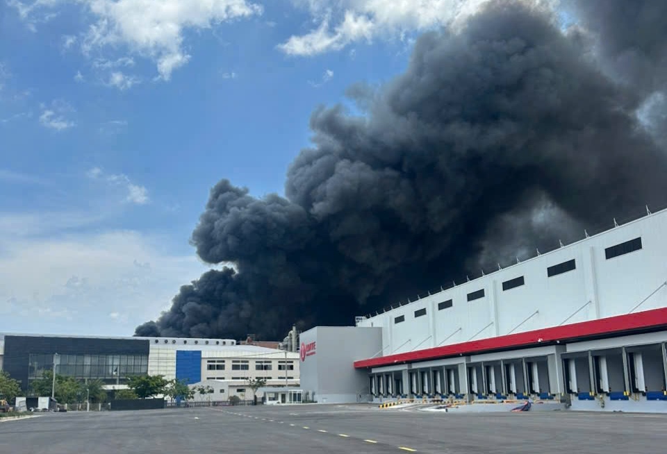 Escena del incendio en el Parque Industrial Nhon Trach 6, ciudad de Dong Nai. Foto: Proporcionada por los residentes