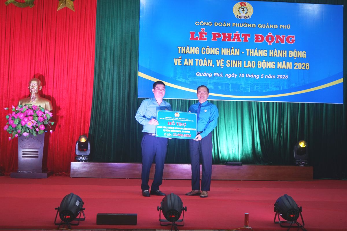 Đại diện lãnh đạo LĐLĐ tỉnh Thanh Hóa trao hỗ trợ cho đoàn viên, người lao động khó khăn, mắc bệnh hiểm nghèo tại phường Quảng Phú. Ảnh: Quách Du