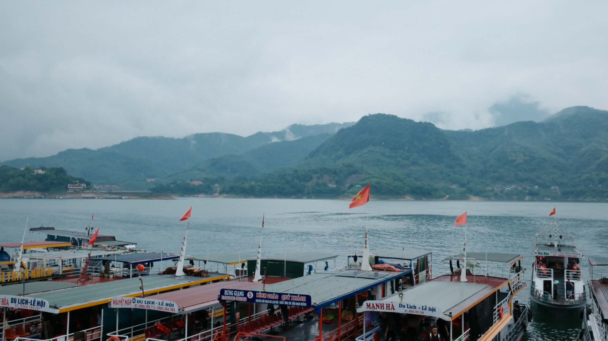 Hành trình đến đền Chúa Thác Bờ mang đến trải nghiệm tâm linh giữa không gian sông nước. Ảnh: Huyền Anh