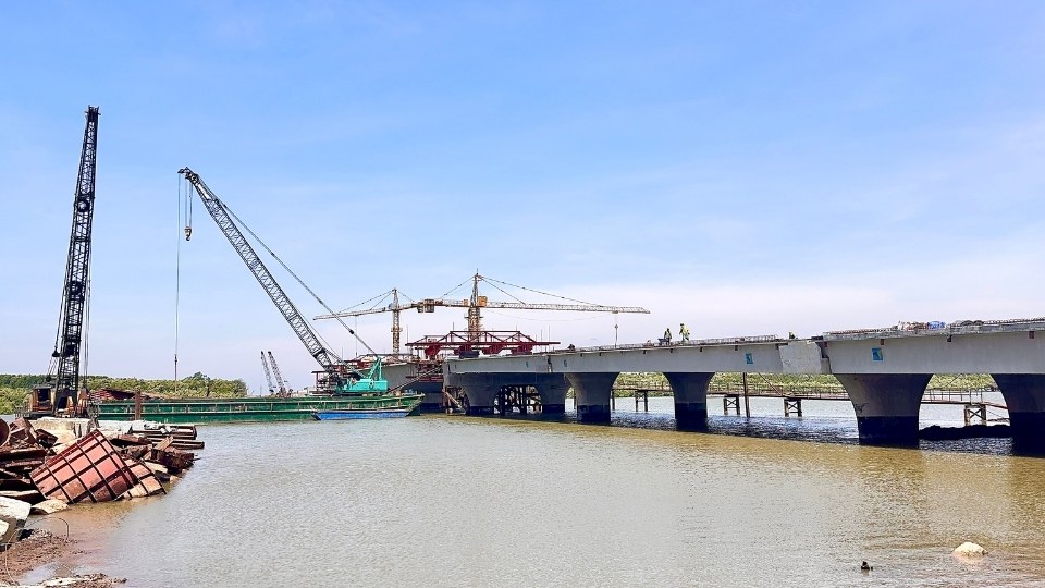 The construction site of Ba Lai 8 bridge is gradually taking shape. Photo: Hoang Loc