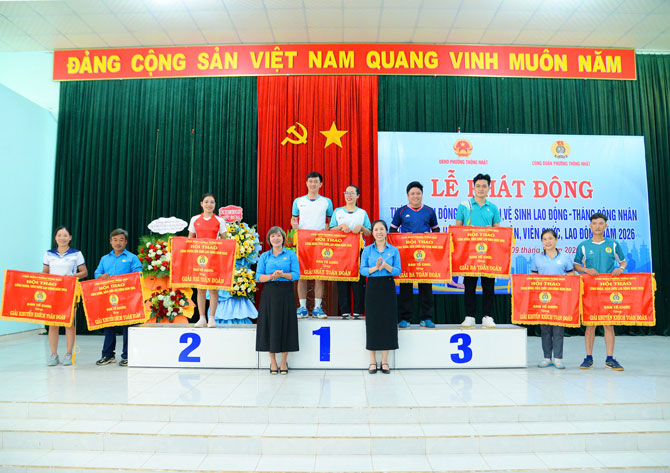 Lãnh đạo Công đoàn tỉnh và Công đoàn phường Thống Nhất trao giải cho các đội thi đấu. Ảnh: Thanh Tuấn 
