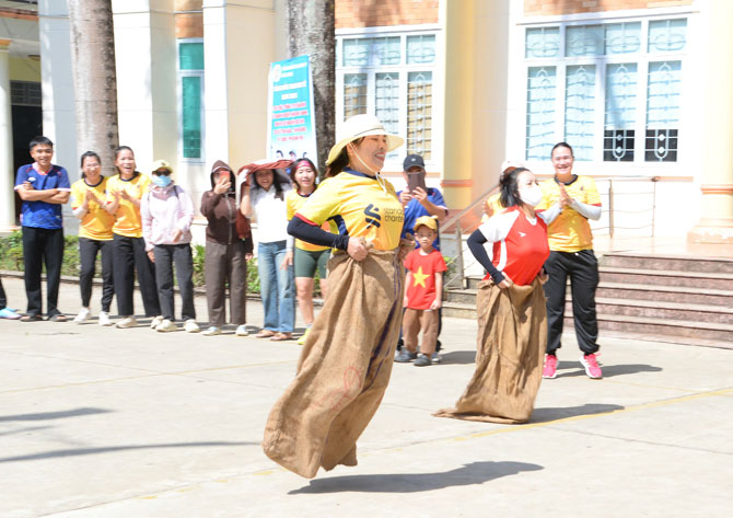 Trade union members and workers compete in the sack jumping event. Photo: Thanh Tuan