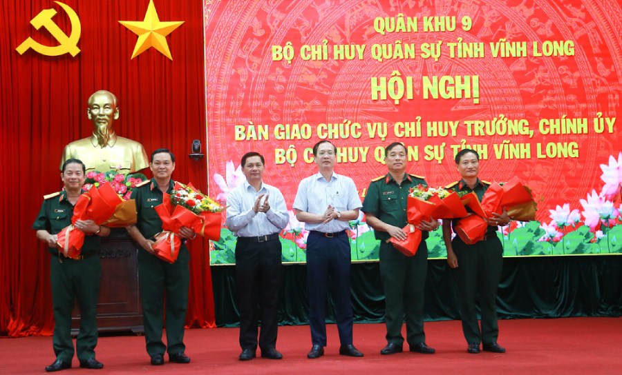 Leaders of Military Region 9, leaders of Vinh Long province present flowers to congratulate military officers on receiving their assignments. Photo: Nguyen Thinh