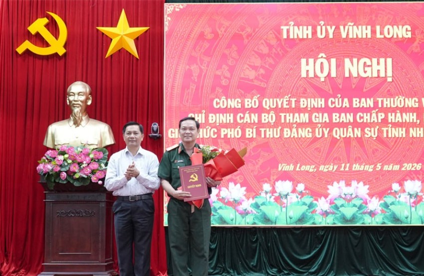 Bí thư Tỉnh ủy Trần Văn Lâu trao quyết định và hoa chúc mừng Thiếu tướng Phạm Văn Thanh - Chỉ huy trưởng Bộ CHQS tỉnh Vĩnh Long được chỉ định tham gia Ban chấp hành, Ban Thường vụ và giữ chức vụ Phó Bí thư Đảng ủy Quân sự tỉnh nhiệm kỳ 2025-2030. Ảnh: tintuc.vinhlong.gov.vn
