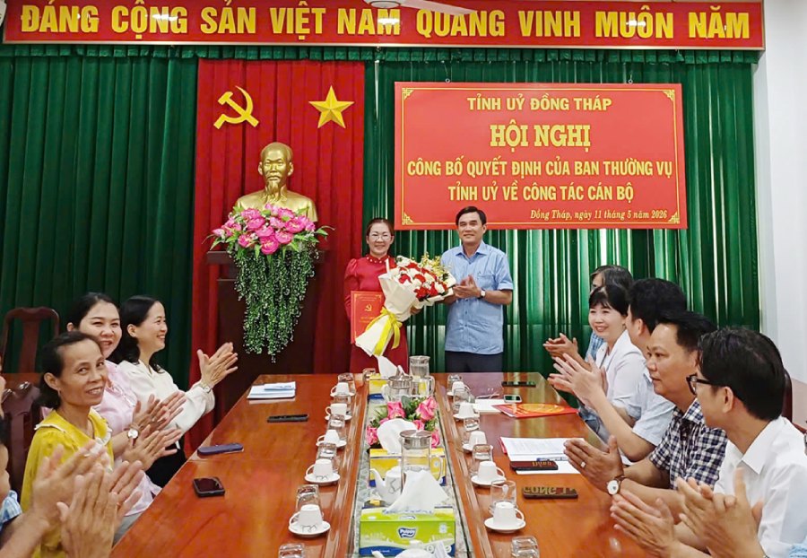 Phó Bí thư Tỉnh ủy Nguyễn Văn Mười trao quyết định điều động, bổ nhiệm của Ban Thường vụ Tỉnh ủy cho bà Đỗ Thị Thanh Trang. Ảnh: Dongthap.gov.vn