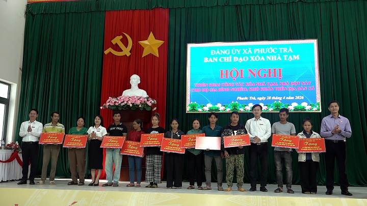 Lãnh đạo xã Phước Trà trao quyết định hỗ trợ cho 35 hộ gia đình thuộc diện được xóa nhà tạm trong năm 2026. Ảnh: UBND TP Đà Nẵng