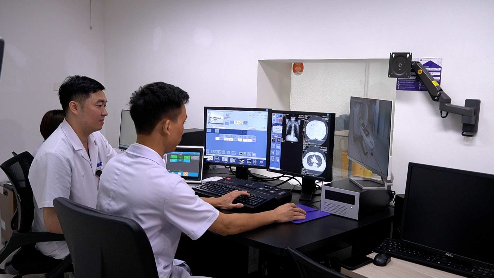 Chương trình khám sàng lọc lần này dành cho 240 người dân với đối tượng nguy cơ cao. Đặc biệt, người tham gia được hỗ trợ chụp cắt lớp vi tính miễn phí bằng hệ thống CT mô phỏng hiện đại Discovery RT. Ảnh: Cao Thơm