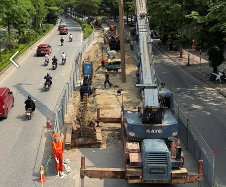 Đẩy nhanh tiến độ bổ cập nước, cải thiện môi trường sông Tô Lịch. Ảnh: Hải Lê