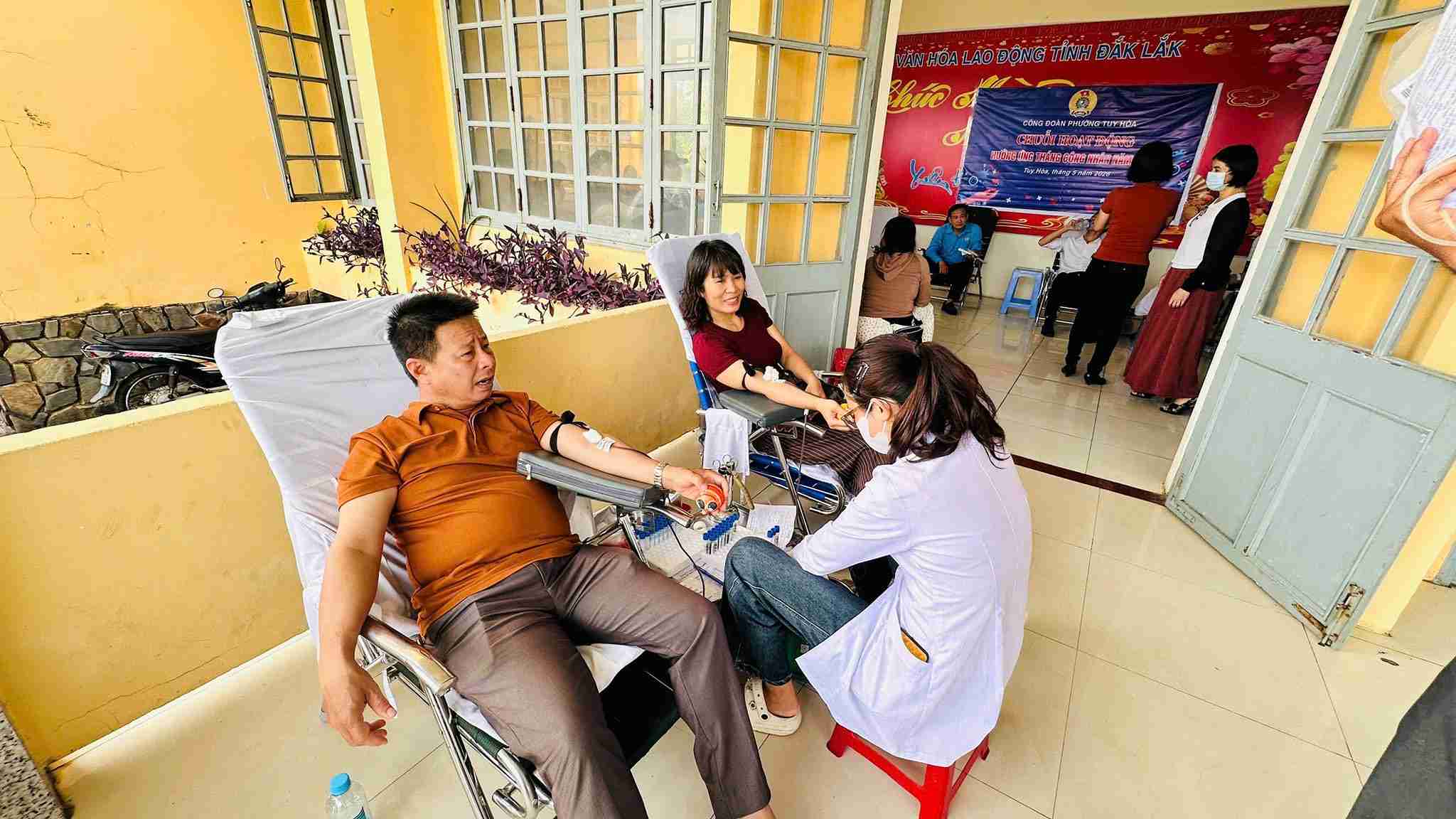 Union members and workers in Tuy Hoa ward, Dak Lak province participate in blood donation to save people. Photo: Tuy Hoa Ward Trade Union