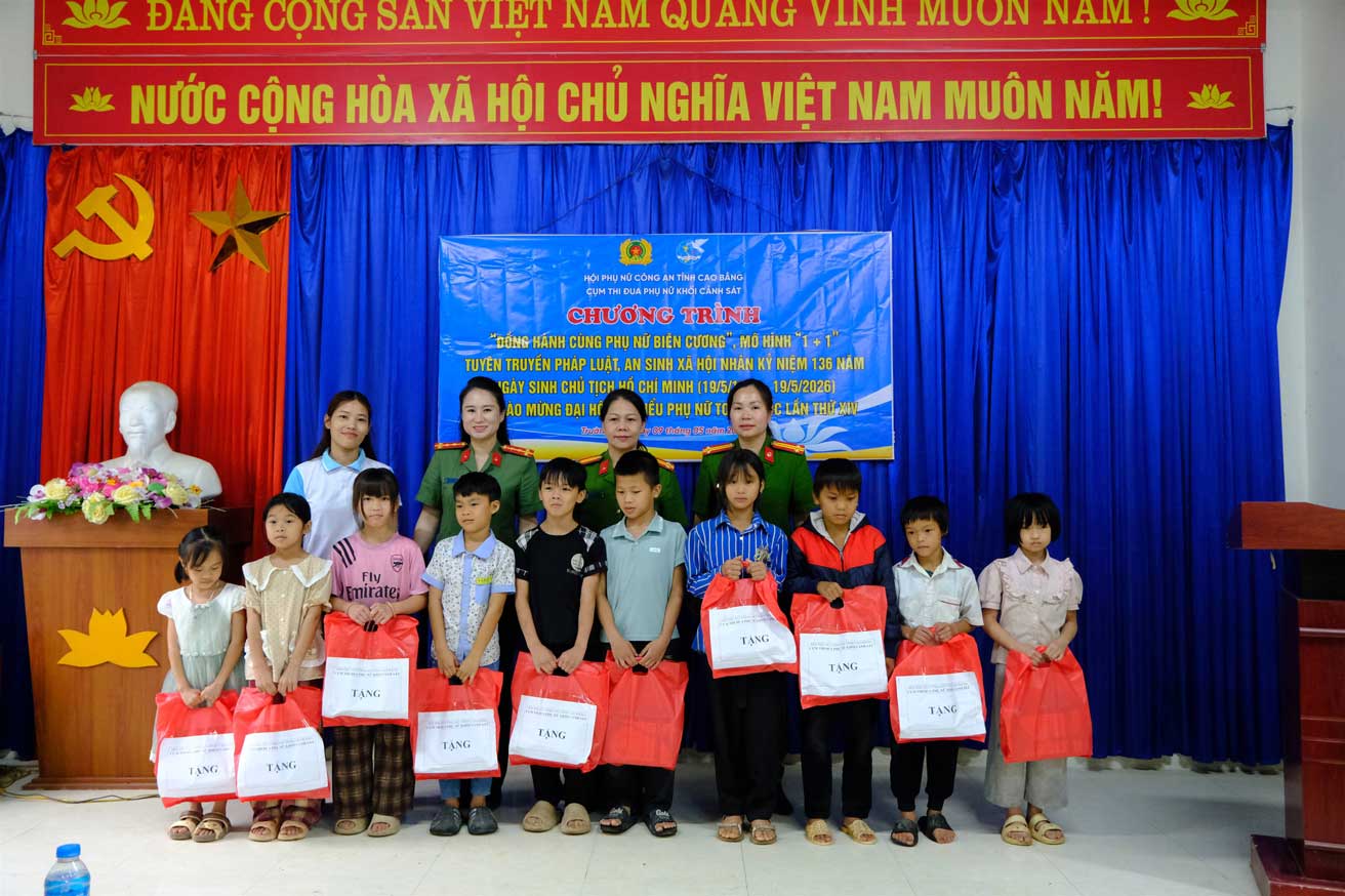 Đoàn công tác tặng quà các em học sinh có hoàn cảnh khó khăn. Ảnh: Công an Cao Bằng