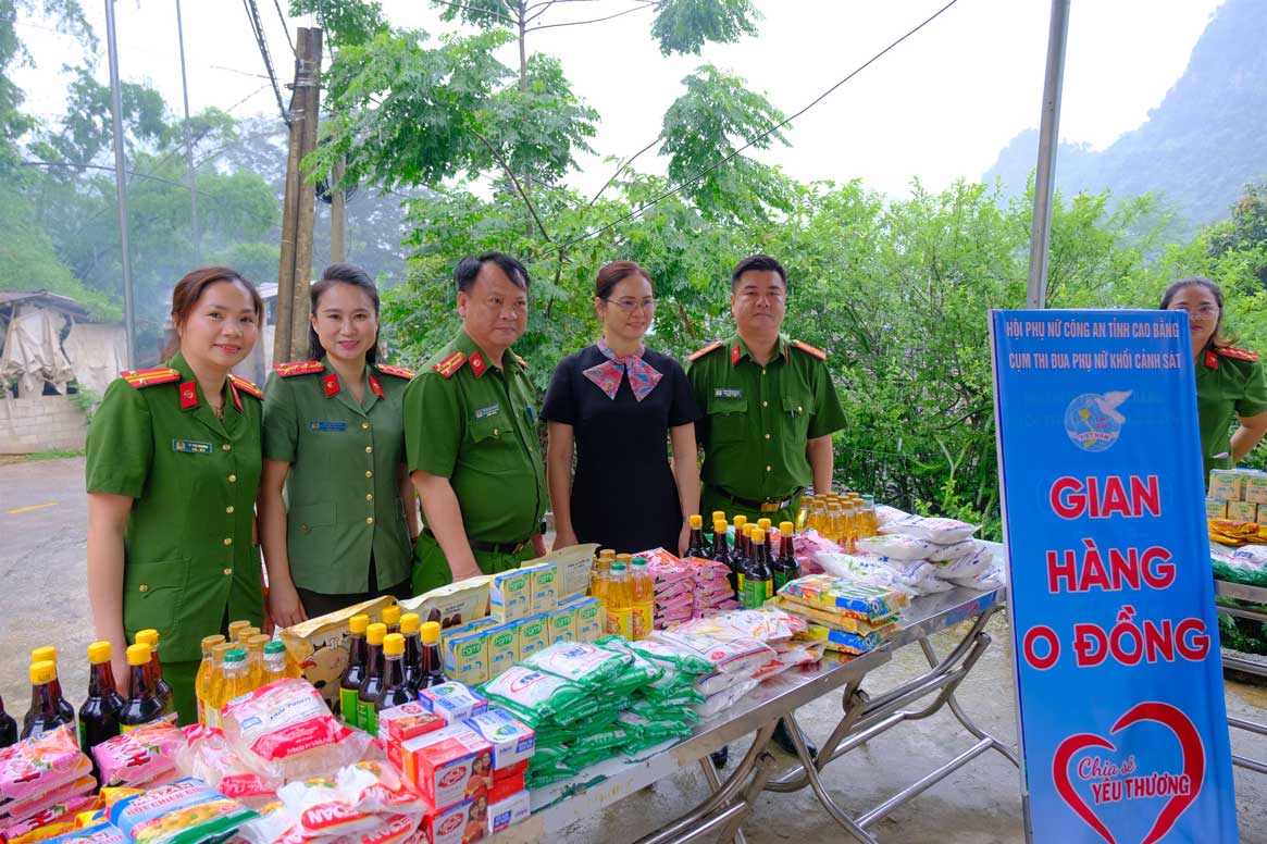 Đoàn tổ chức “Gian hàng 0 đồng” cho người dân tại xóm Lũng Pươi. Ảnh: Công an Cao Bằng