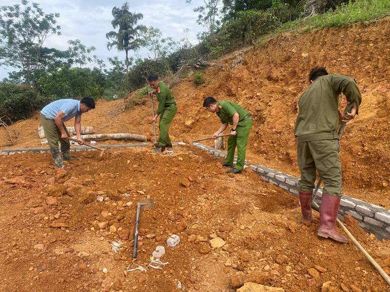 Officers and soldiers of To Mua Commune Police (Son La province) support leveling the ground during housing construction. Photo: Ministry of Public Security