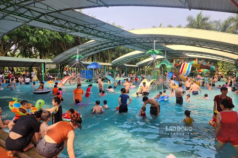 Bơi là kỹ năng trẻ nên được học sớm để giảm thiểu rủi ro đuối nước. Ảnh: Tô Công