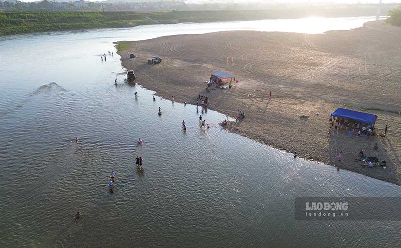 Bathing and playing on the Red River alluvial ground is prone to subsidence and drowning. Photo: Cao Thom - Huyen Trang