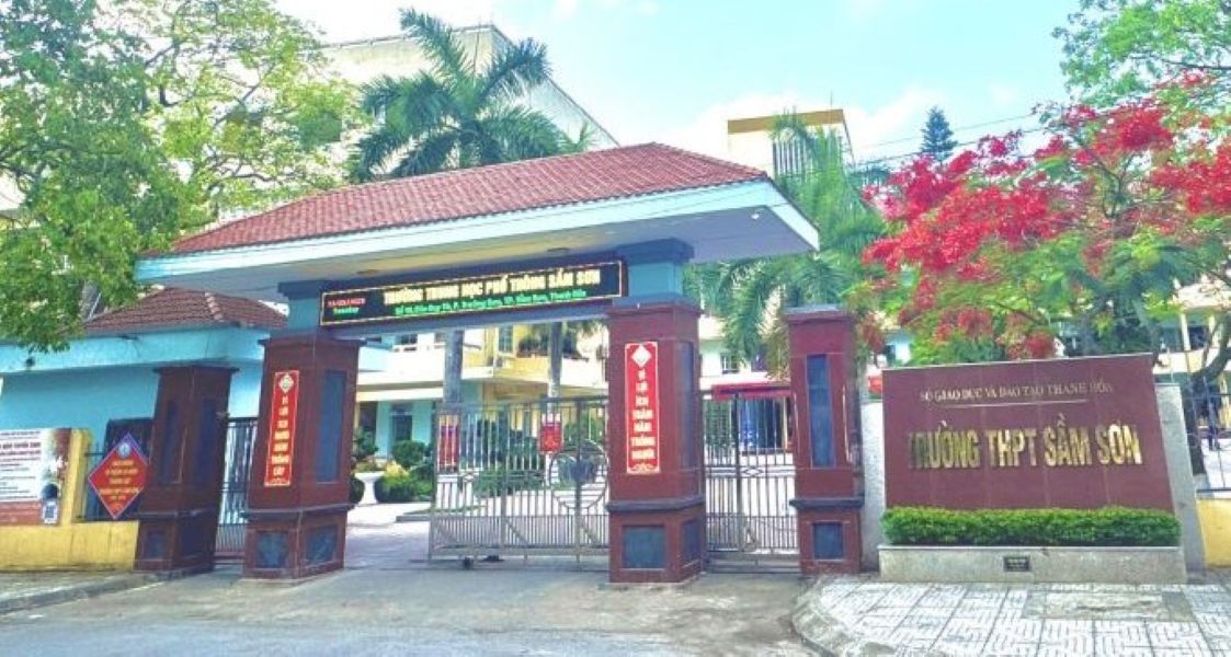 Trường THPT Sầm Sơn hiện có 70 viên chức và 3 giáo viên hợp đồng đang giảng dạy cho gần 1.380 học sinh. Ảnh: Trần Lâm