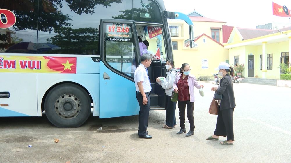 The 0-dong bus of Sy Hao bus company still silently rolls weekly, carrying affection and sharing with people in difficulty. Photo: Thanh Trung
