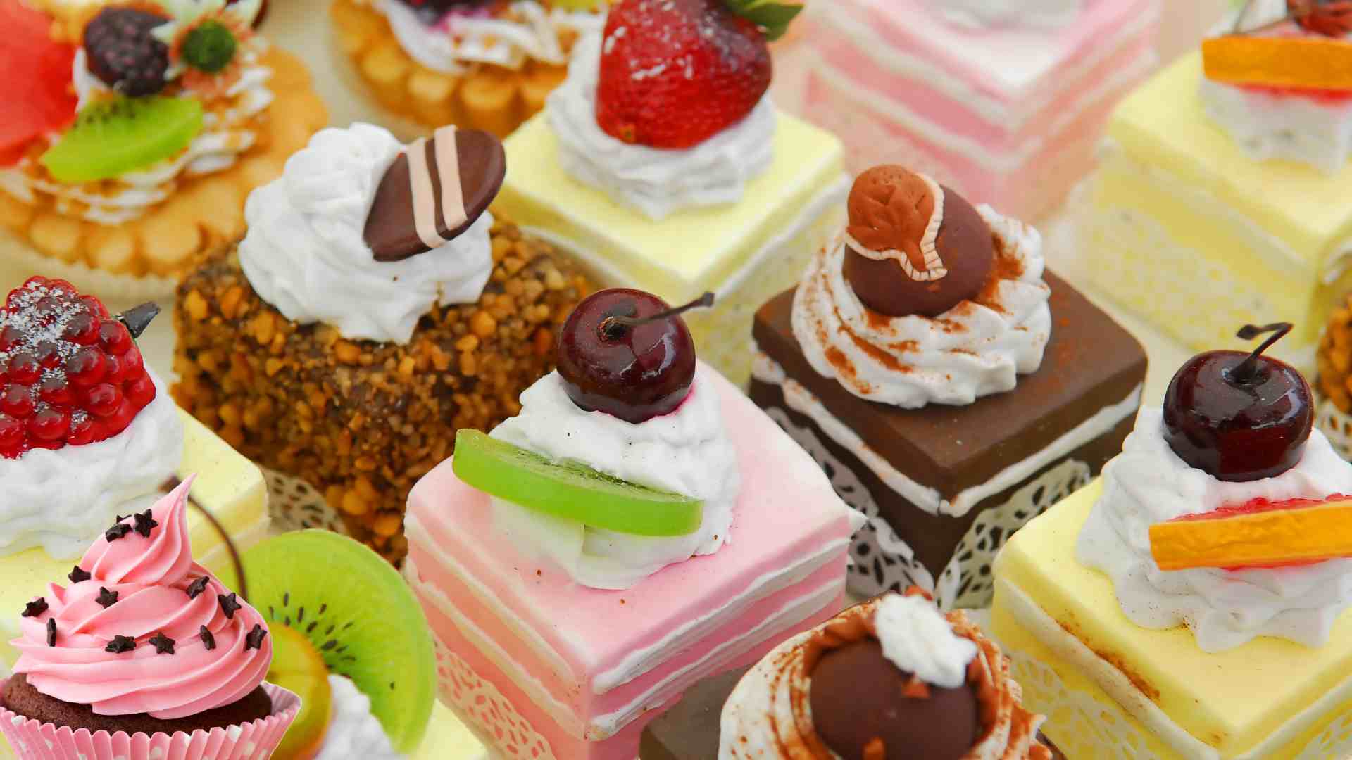 Sweets are attractive to many people, but eating them often makes the skin easily sagging and prematurely aging. Graphic photo: Huong Son