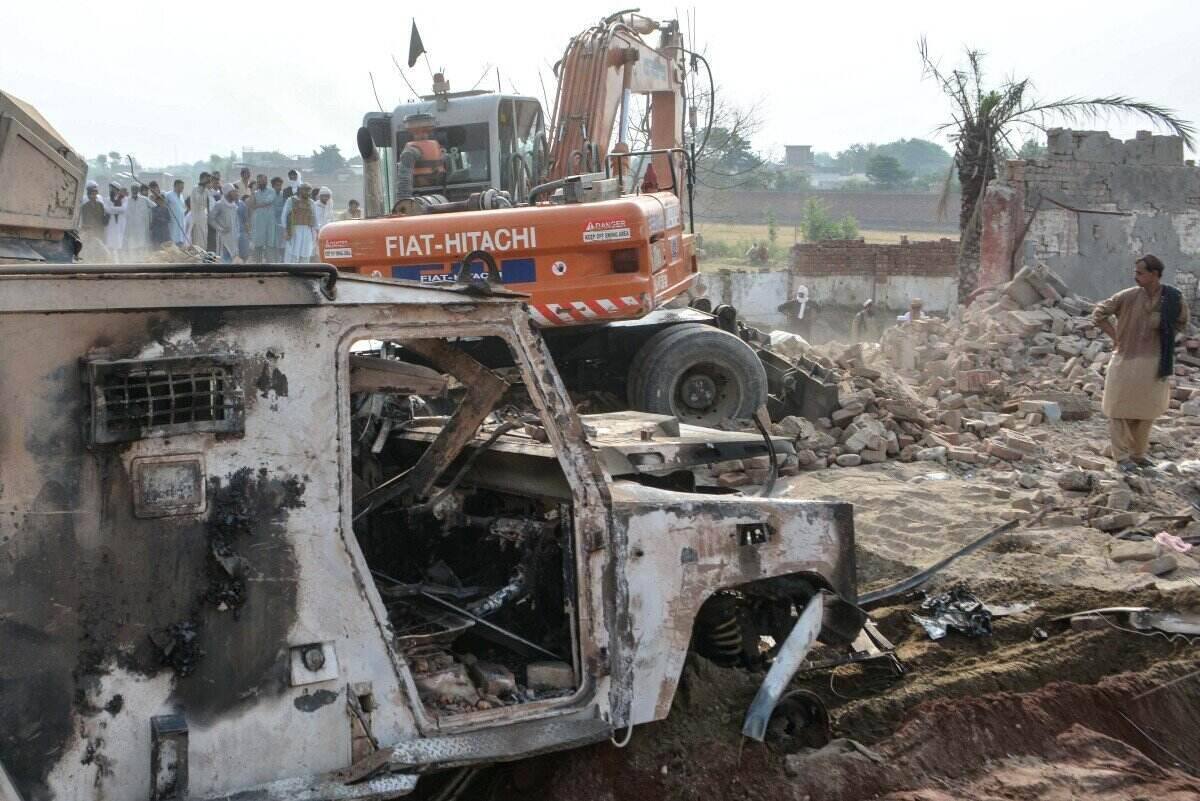Scene of the bombing that killed 14 policemen in Pakistan. Photo: AFP