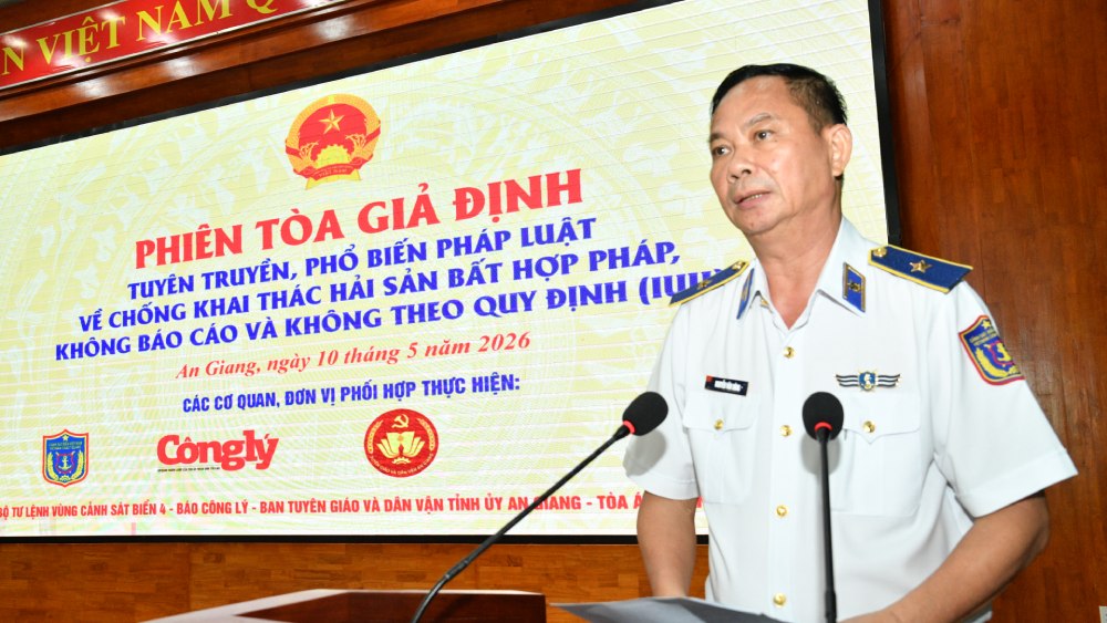 Thiếu tướng Nguyễn Văn Dũng, Chính ủy Bộ Tư lệnh Vùng Cảnh sát biển 4 phát biểu tại chương trình. Ảnh: BTL Vùng CSB4