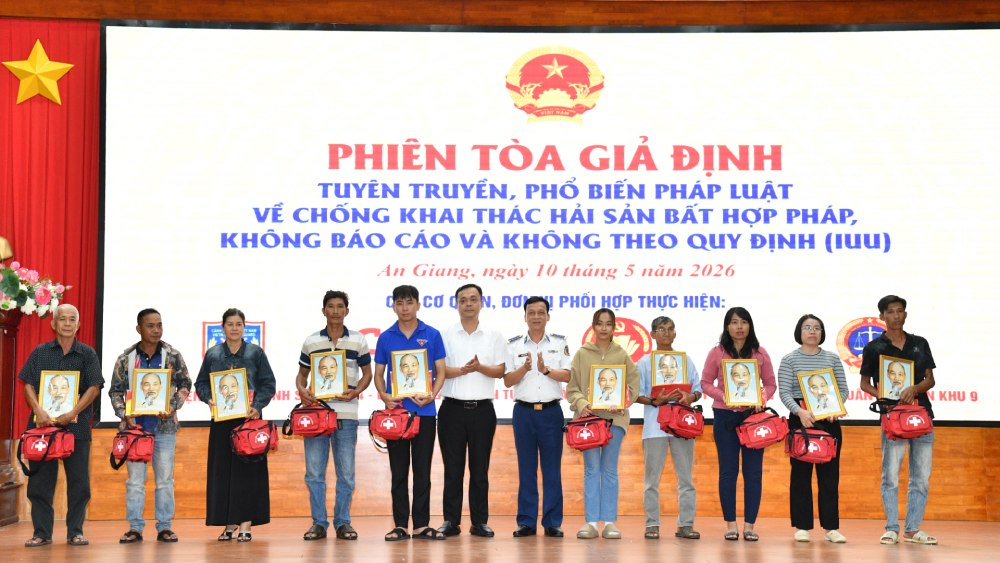 Tặng quà cho chủ phương tiện, thuyền trưởng tàu cá. Ảnh: BTL Vùng CSB4