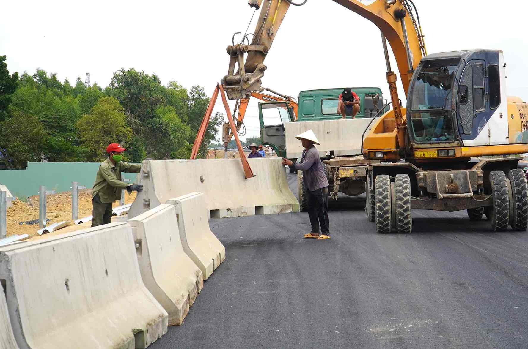 Thi công tại dự án thành phần 1, cao tốc Biên Hòa - Vũng Tàu. Ảnh: HAC