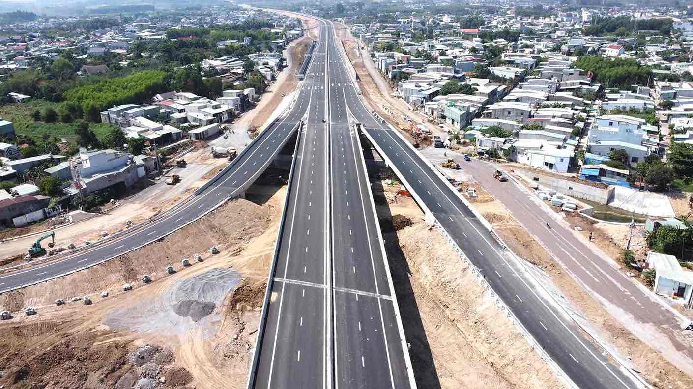Lối lên và lối xuống cao tốc Biên Hòa và đường Võ Nguyên Giáp. Ảnh: HAC