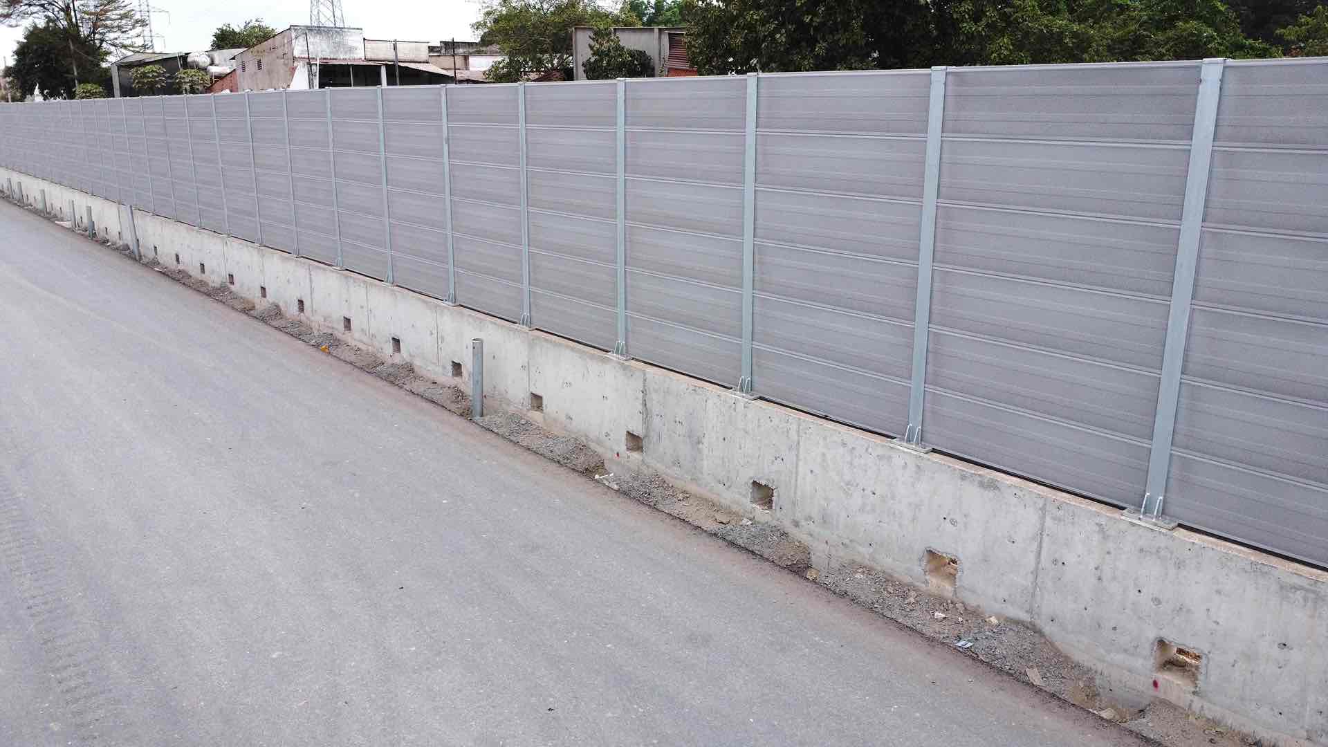 Tường chống ồn dọc dự án thành phần 1, cao tốc Biên Hòa - Vũng Tàu. Ảnh: HAC